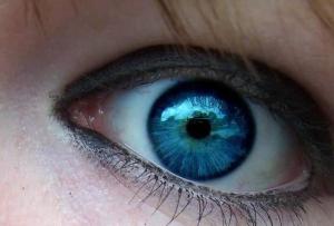 Как изменить цвет глаз в домашних условиях?